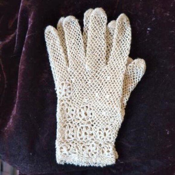 Antique Lace Crocheted Tatted Gloves, Mermaid Scallop Pattern with Flowers - Picture 6 of 8